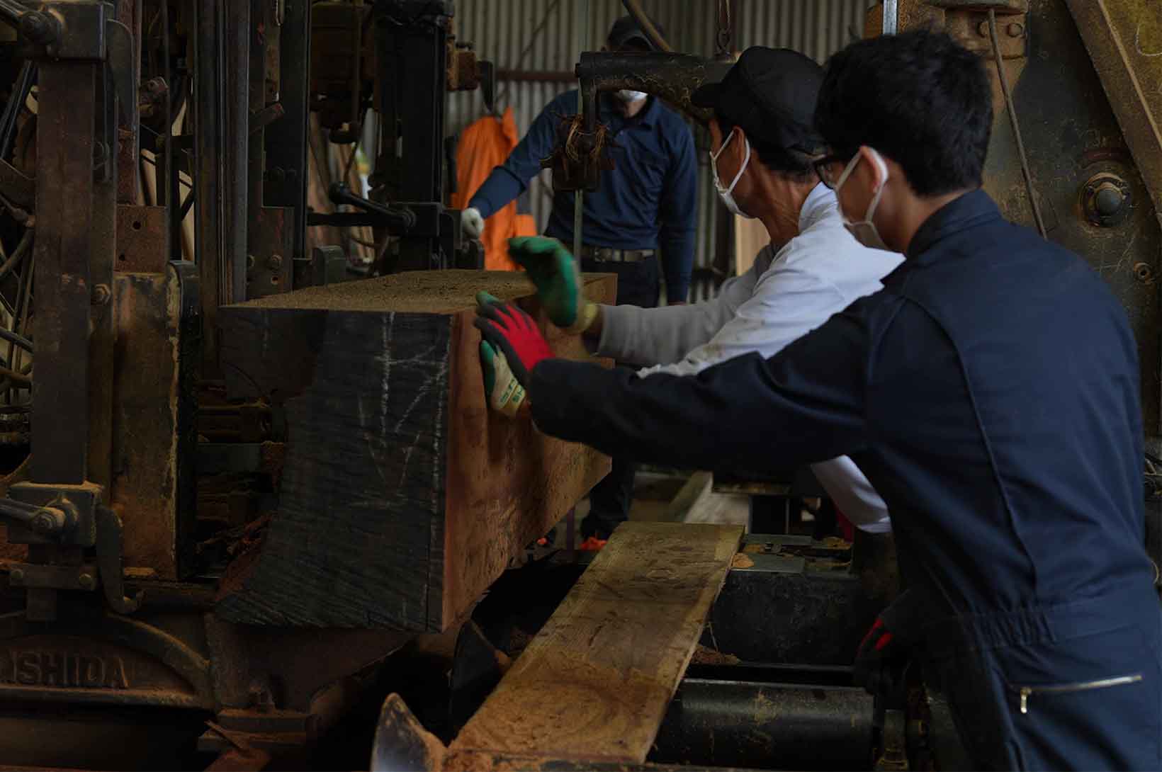 屋久杉の加工品を扱う武田館・YAKUSHIMA BLESS